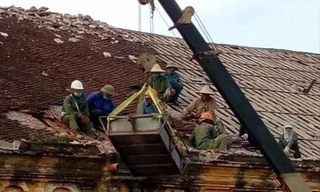 Đang hạ giải Nhà thờ Bùi Chu. Ảnh: B.C