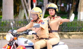 Những đoá hồng CSGT sẵn sàng phục vụ đại hội. Ảnh: Mạnh Thắng