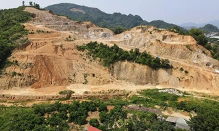 Dù Dự án đầu tư xây dựng Nhà máy nước Xuân Mai chưa được cấp phép xây dựng nhưng cả quả đồi đã thi công nham nhở. Ảnh: Mạnh Thắng