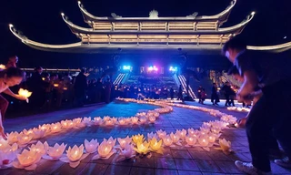 Hàng nghìn ngọn nến lung linh tại Điện Tam Thế, chùa Tam Chúc. Ảnh: M.Đ