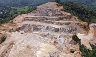 Cả quả đồi bị "xẻ thịt" thi công dự án nhà máy nước không phép. Ảnh: Mạnh Thắng