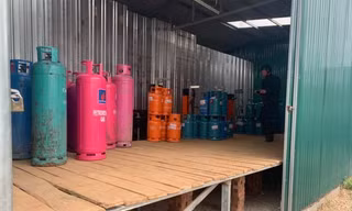 Cơ quan công an đang làm rõ nhiều vỏ bình gas được tập kết tại cơ sở sang chiết trái phép. Ảnh: Đ.H