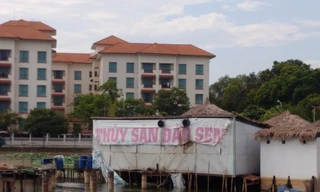 Nhà hàng Ao Sen được dựng khá công phu bằng cọc bê tông kiên cố. Ảnh: M.Đ