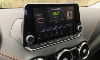 Hệ thống giải trí trên Nissn Sentra.