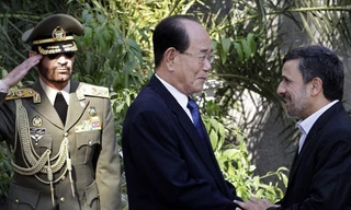 Tổng thống Iran Mahmoud Ahmadinejad bắt tay Chủ tịch Ủy ban Thường vụ Hội nghị Nhân dân Tối cao Triều Tiên Kim Yong Nam hôm 1-9 .