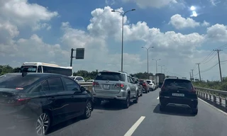 Xe kẹt cứng trên đường dẫn cao tốc TPHCM - Long Thành - Dầu Giây