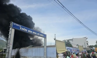 Cháy dữ dội kèm nổ lớn ở Khánh Hoà, cột khói cao hàng chục mét