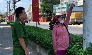 Phạt 1 phụ nữ dán quảng cáo hút hầm cầu ở TP Thủ Đức