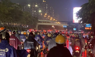 TPHCM: Giao thông nhiều nơi như 'tê liệt', nhiều người 'liều mạng' tìm đường thoát