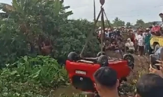 Phát hiện ô tô dưới kênh ở Long An, một người tử vong