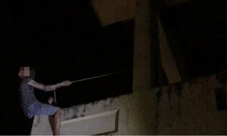 Hàng chục cảnh sát giải cứu người đàn ông định nhảy lầu