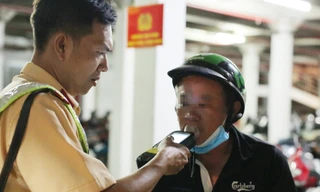 Phụ hồ lương 4 triệu, bị phạt 7 triệu vì vi phạm nồng độ cồn