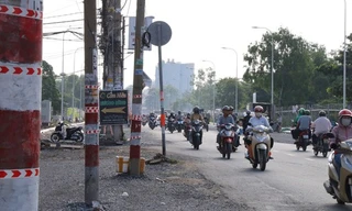 Nhiều cột điện 'án ngữ' giữa đường TPHCM uy hiếp người dân