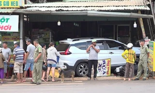 Thoát nạn trong gang tấc khi ô tô 7 chỗ lao thẳng vào tiệm rửa xe