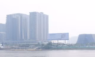 Lý do TPHCM sương trắng mù mịt, nhiều tòa nhà mờ khuất