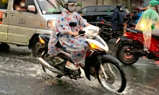 TPHCM mưa dông nhiều nơi, người dân không kịp trở tay
