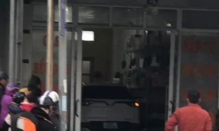 Ô tô lao vào nhà dân, tông tử vong bé gái đang chơi với mẹ