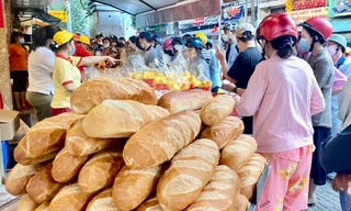 Xếp hàng từ tờ mờ sáng để mua heo quay cúng Thần Tài