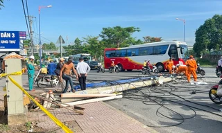 Container kéo sập trụ điện trước bệnh viện, một bé gái nhập viện