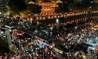 TPHCM: Kẹt xe nghiêm trọng trong đêm thả hoa đăng mừng Đại lễ Phật đản