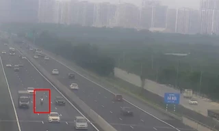 Xe máy lao như tên bắn ở làn 120km/h cao tốc Hà Nội - Hải Phòng