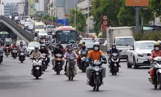 Hình ảnh đường phố TPHCM trong khung giờ nắng nóng nhất