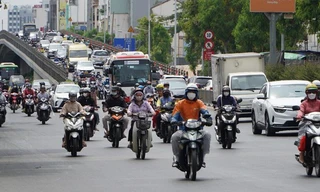 Hình ảnh đường phố TPHCM trong khung giờ nắng nóng nhất