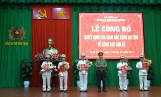 Trao các quyết định của Giám đốc Công an Bình Thuận về công tác cán bộ