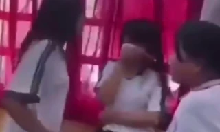 Nữ sinh lớp 6 đánh bạn dã man ngay trong lớp học 