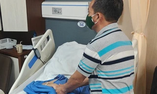 Diễn biến mới nhất sức khoẻ nữ bác sĩ bị tấm kính rơi vào người