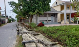 Hàng rào trường học ở Quảng Bình bất ngờ đổ sập