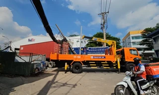 Xe container kéo ngã trụ điện ở quận Tân Bình, giao thông ùn ứ