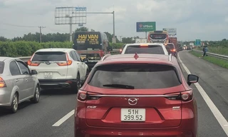 Kẹt xe kinh hoàng trên tuyến cao tốc TPHCM - Long Thành và Quốc lộ 51