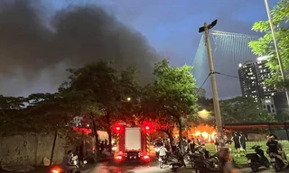 Cháy ngùn ngụt ở quán ăn tại Hà Nội