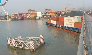 Tàu 4.600 tấn va vào cầu Đồng Nai