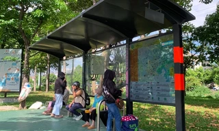 Nhiều nhà chờ xe buýt bị mất thiết bị, cần công an vào cuộc