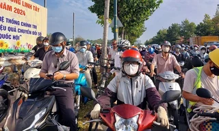 TP HCM: Phương tiện tăng đột biến trên đường Phạm Văn Đồng, kẹt xe kéo dài