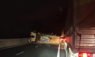 Xe tải nổ lốp chắn ngang cao tốc Phan Thiết - Dầu Giây, ùn tắc trong đêm