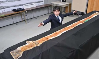 Tìm thấy thanh kiếm khổng lồ dài 2,37 m ở cố đô Nhật Bản