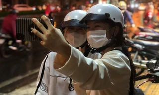 Bạn trẻ ở TPHCM chụp hình 'tự sướng' dưới mưa tối cuối tuần