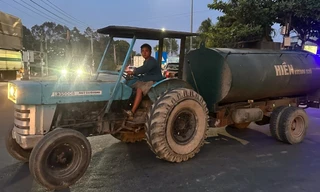 Xe bồn chở nước cả ngày lẫn đêm cho bà con tắm, giặt ở vùng hạn Đồng Nai
