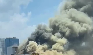 Cháy khách sạn ở Hà Nội, cột khói bốc nghi ngút