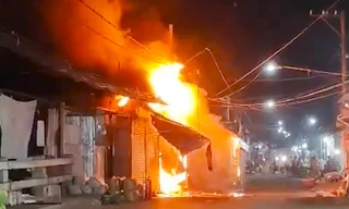 Cháy lớn kèm tiếng nổ tại khu phố ở Đồng Nai