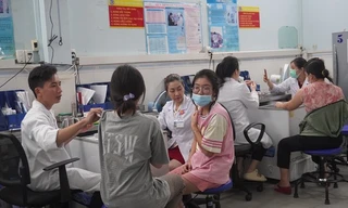 Nhiều người ở TPHCM đổ xô đi tiêm vắc xin bạch hầu