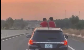 Hai trẻ hóng gió trên 'nóc ô tô' ở cao tốc Phan Thiết - Dầu Giây