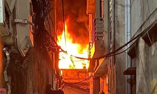 Cháy nhà ở Hà Nội lúc rạng sáng