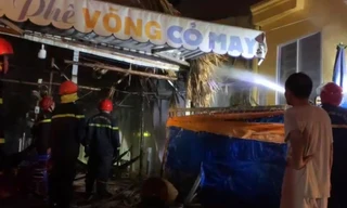 Hàng xóm đập cửa đánh thức người đàn ông thoát khỏi quán cà phê cháy lớn