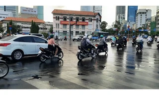 'Mưa vàng' ở TPHCM vào sáng sớm, nhiều người bị té ngã