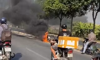 Xe máy bốc cháy ngùn ngụt trên đại lộ Phạm Văn Đồng