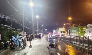 Xe máy tông dải phân cách, 3 người không đội mũ bảo hiểm tử vong